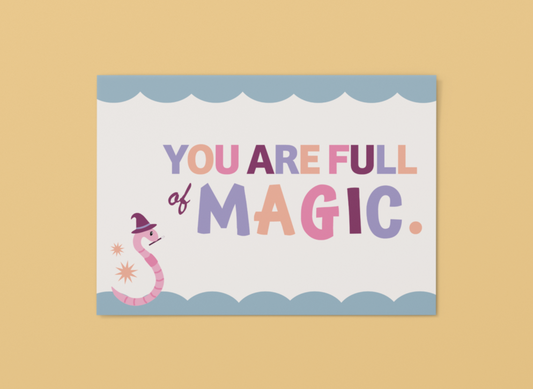 Vriendschapskaart met een regenworm en de tekst "You are full of magic!", vooraanzicht