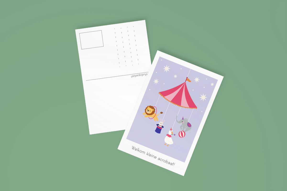 Kaartje voor geboorte met circusillustratie en de tekst "Welkom kleine acrobaat!", voor- en achteraanzicht