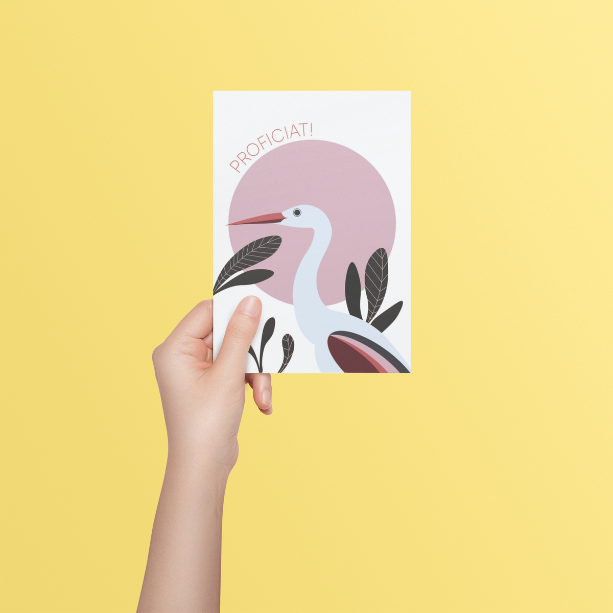 Geboortekaart met ooievaar vastgehouden door een model
