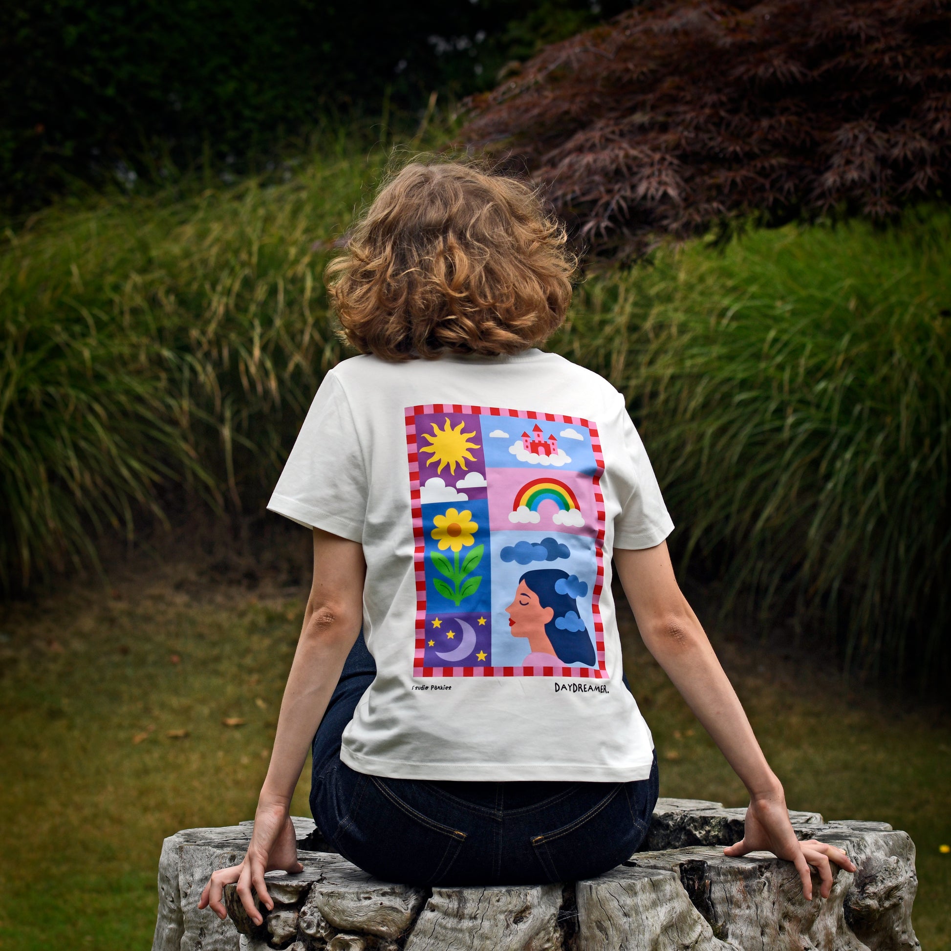 Model draagt het gebroken witte 'Daydreamer' T-shirt