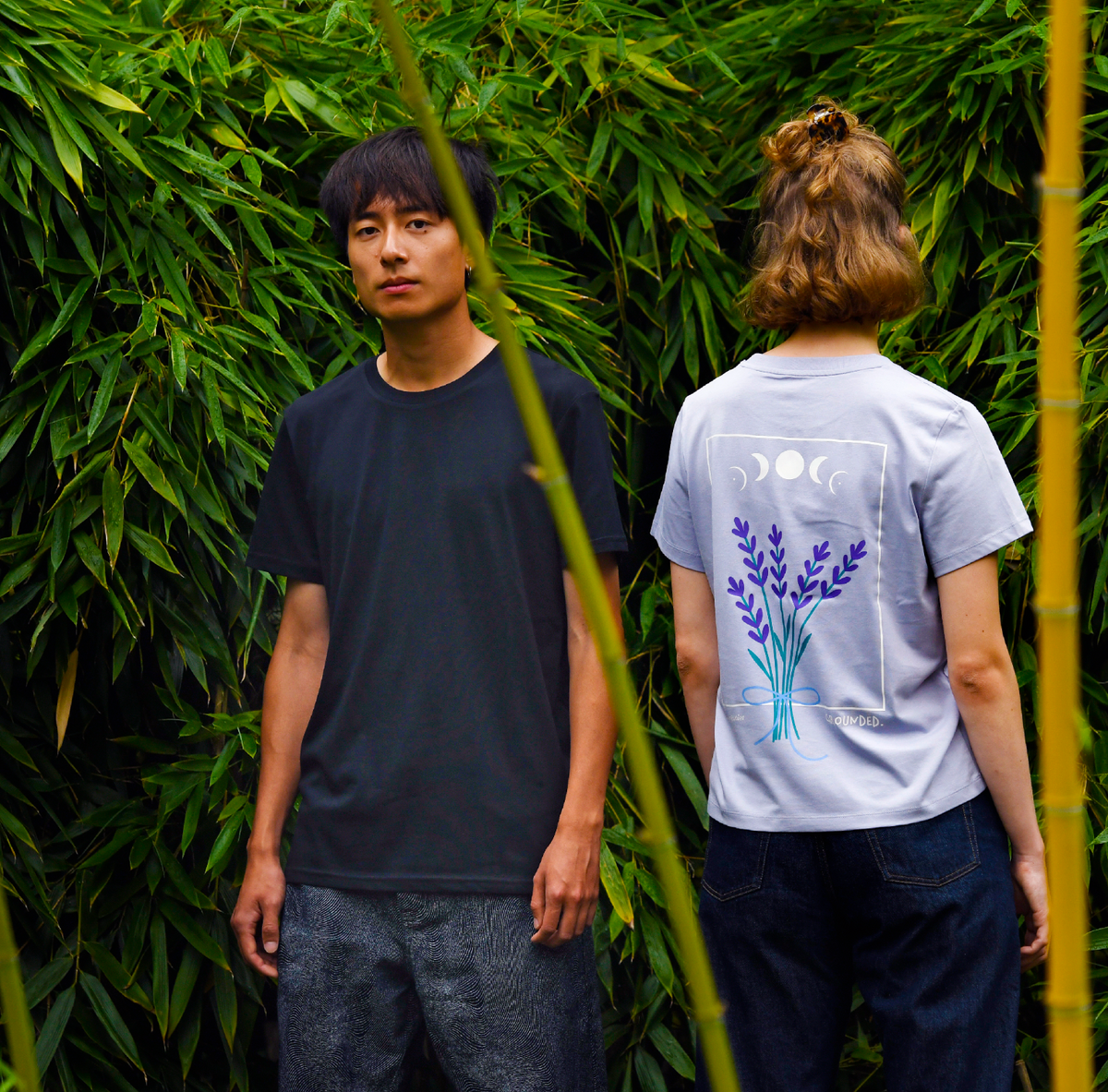Vrouwelijk model draagt het lavendel 'Grounded' T-shirt