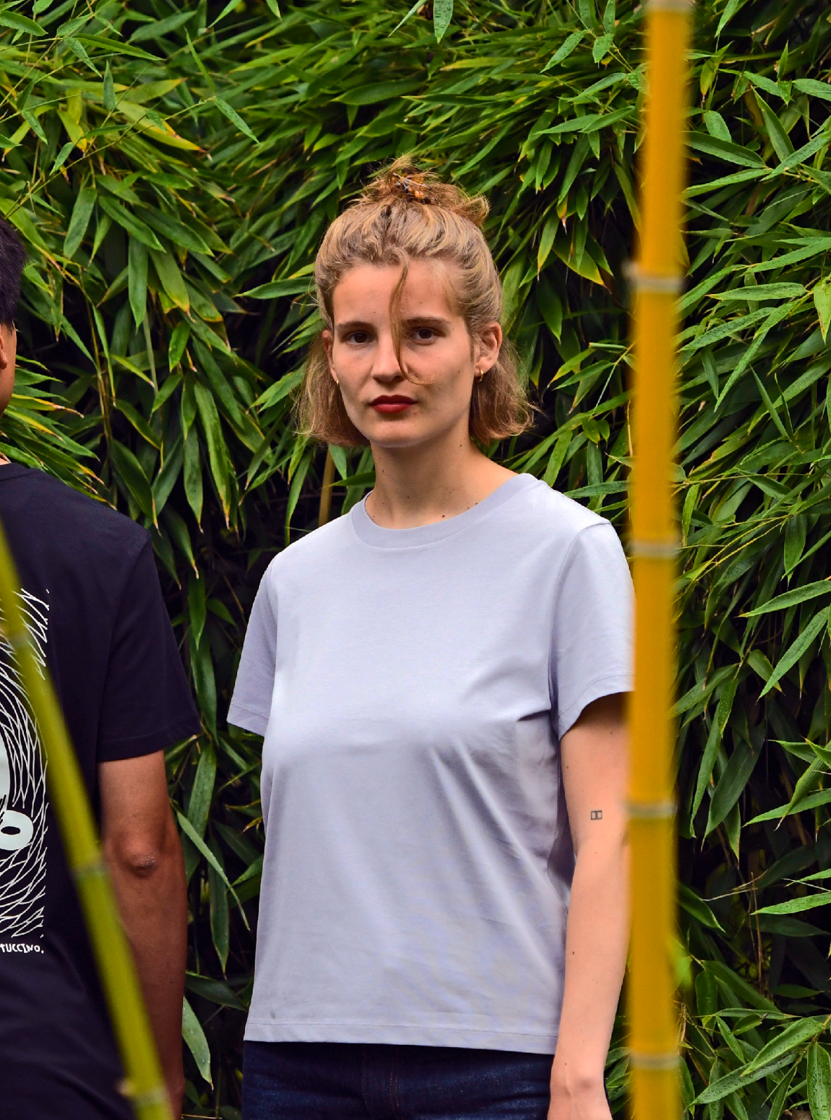 Model draagt het lavendel 'Grounded' T-shirt
